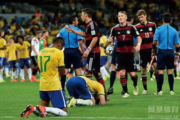 崩溃的巴西球员和庆祝的德国球员